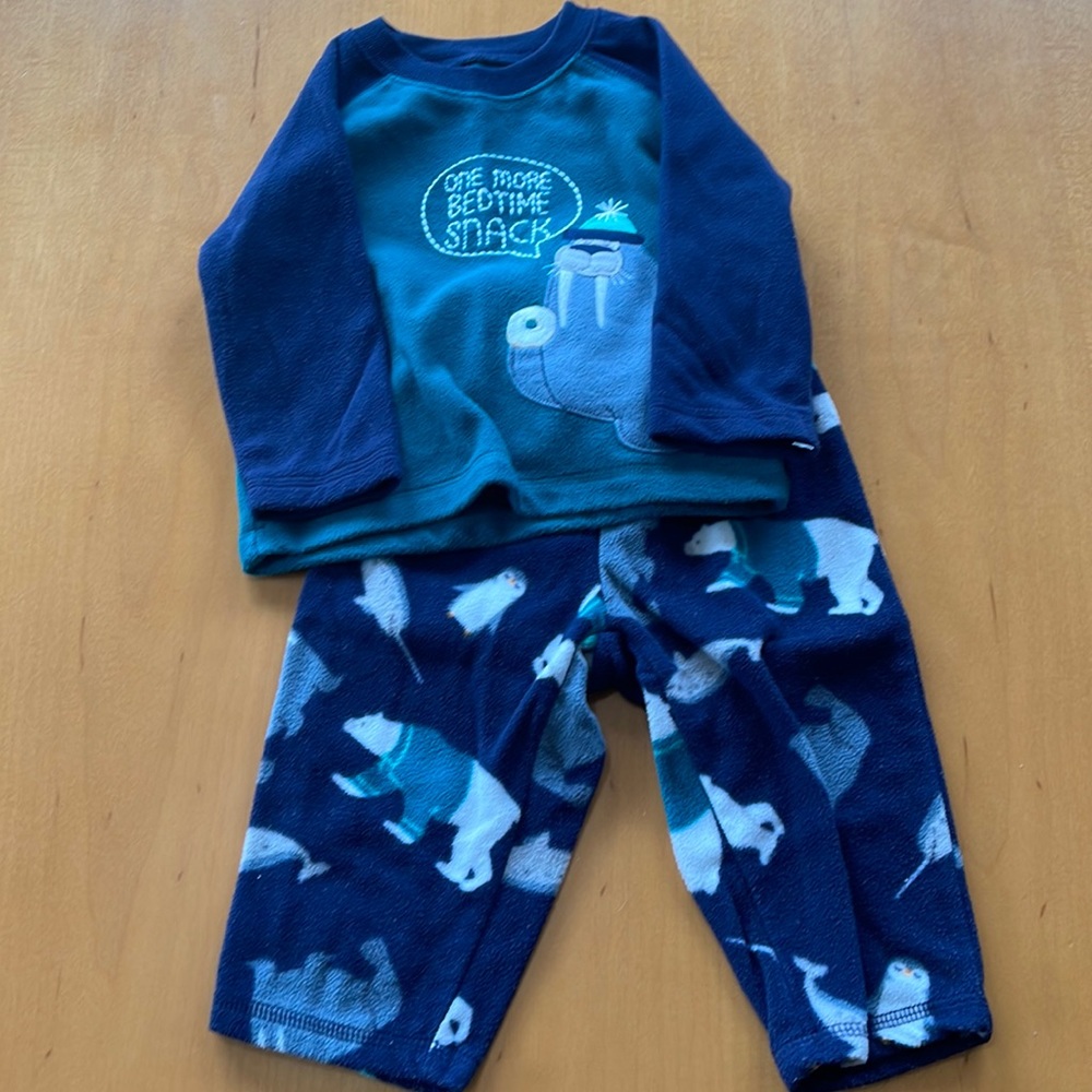 Carter’s 2 piece fleece pajama set